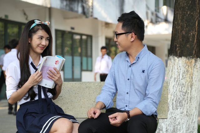  Ngọc Ly được thầy Khắc Hiếu chỉ dạy những kinh nghiệm học tập quý báu.