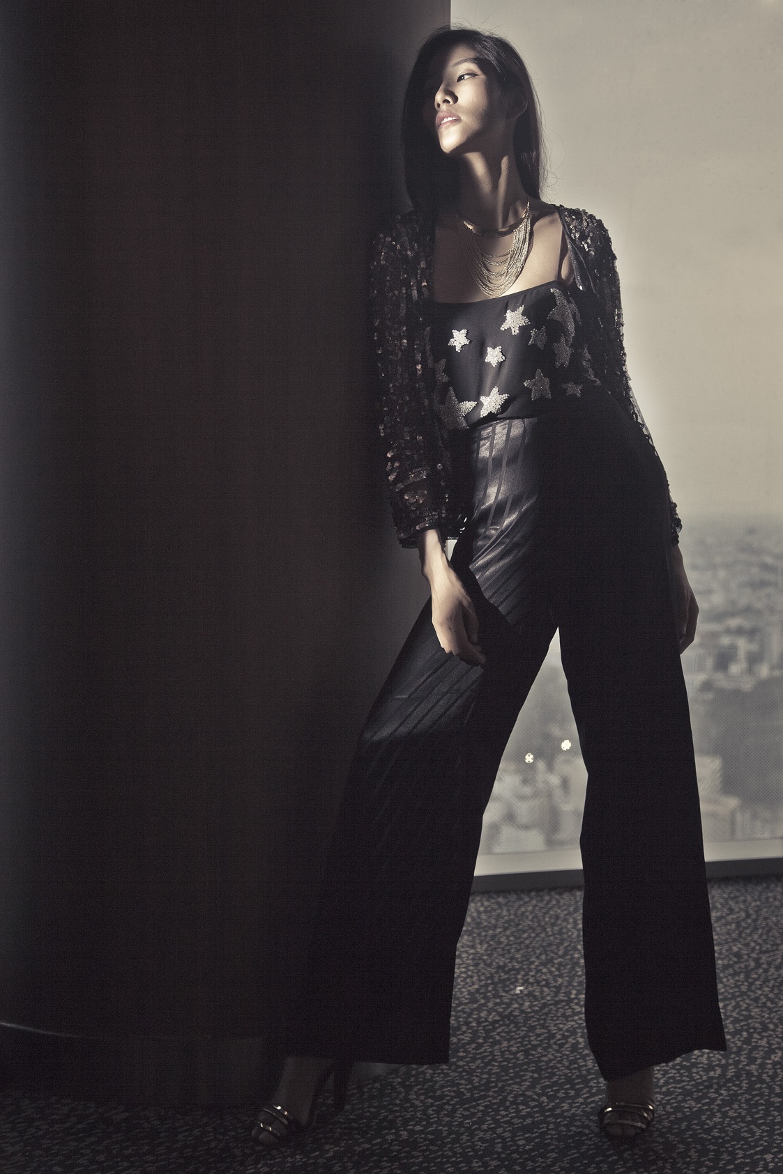 Áo hai dây với họa tiết ánh kim nổi bật kết hợp với áo khoác và quần ống rộng thời thượng.