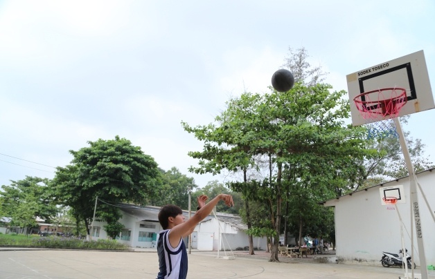 Quá căng thẳng, Hoàng Nam một mình chơi bóng rổ trong vô thức.