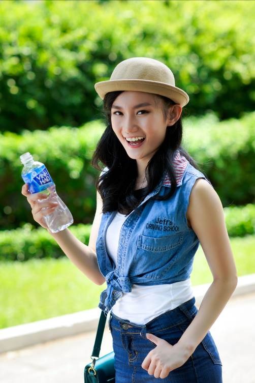 Để có một cơ thể tràn sức sống, Mỹ An luôn uống nước khoáng thiên nhiên năng động mỗi ngày.