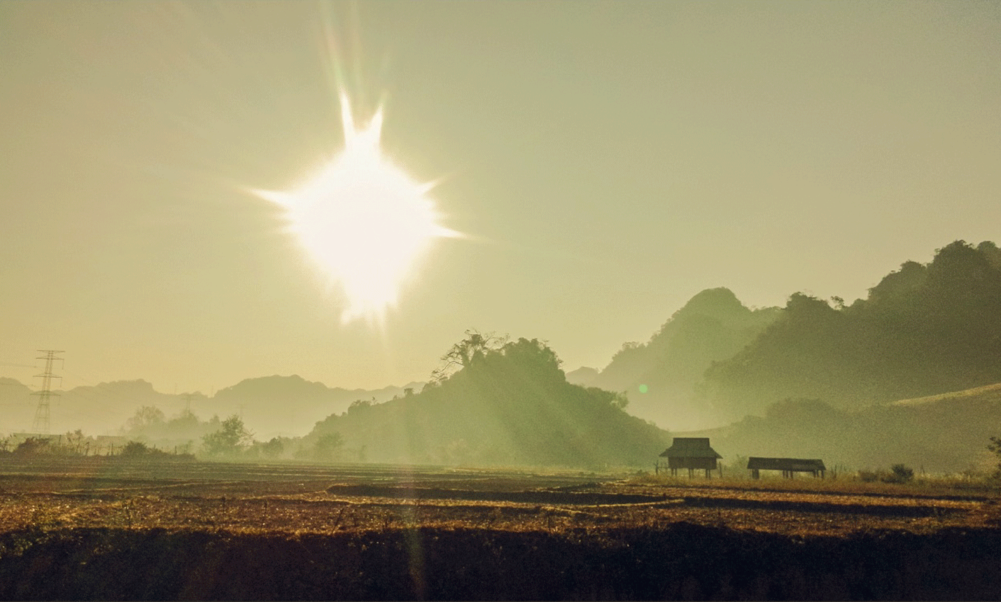 Sơn La mù sương trong ánh bình minh.