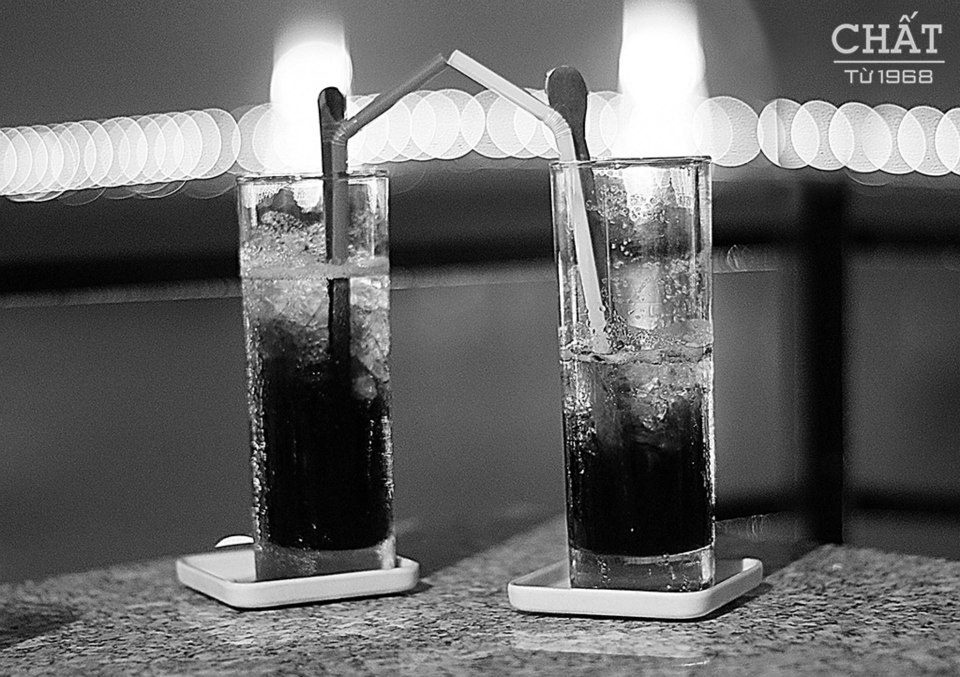 Góc cà phê thân thuộc mỗi sáng tinh sương được lưu giữ trong bức hình nhiều cảm xúc.