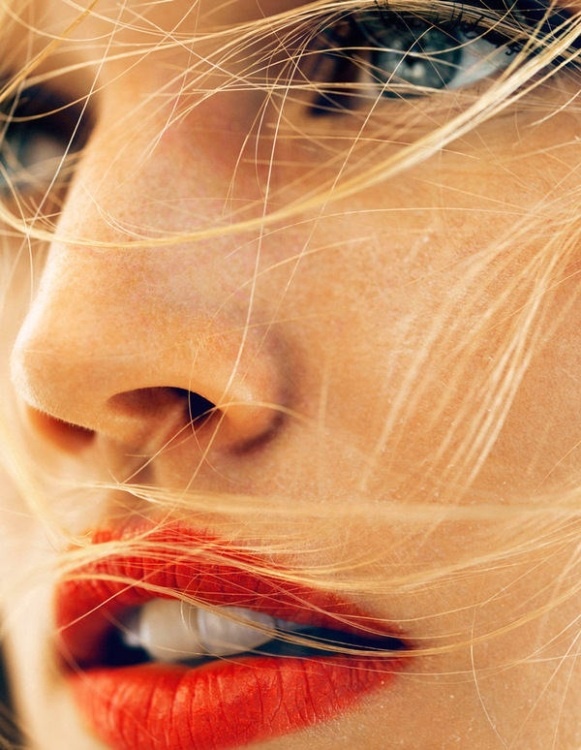 Một cô gái mang theo son môi bên mình còn để khẳng định sự nữ tính không gì xoay chuyển.