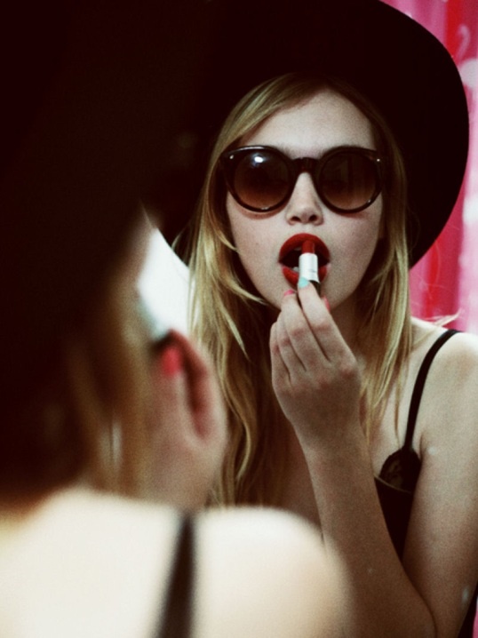 Một đôi môi căng mọng với màu son phù hợp luôn khiến đấng mày râu nao lòng.