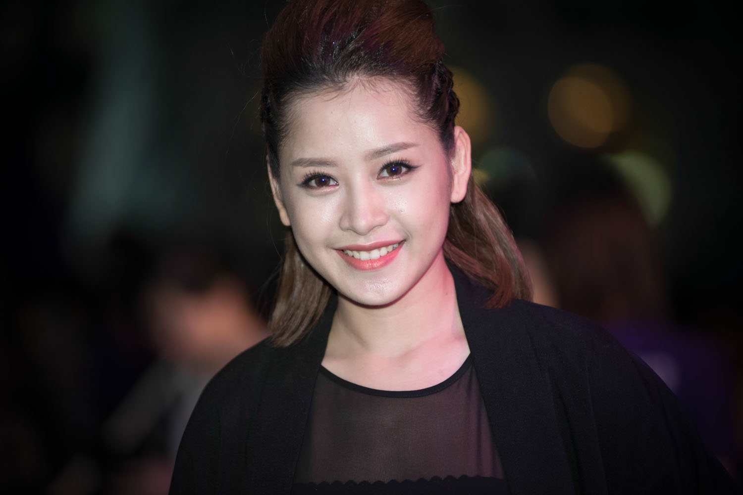 Nhiều hotgirl cũng đến thưởng thức chương trình. Chi Pu xinh đẹp và cá tính với trang phục đen.