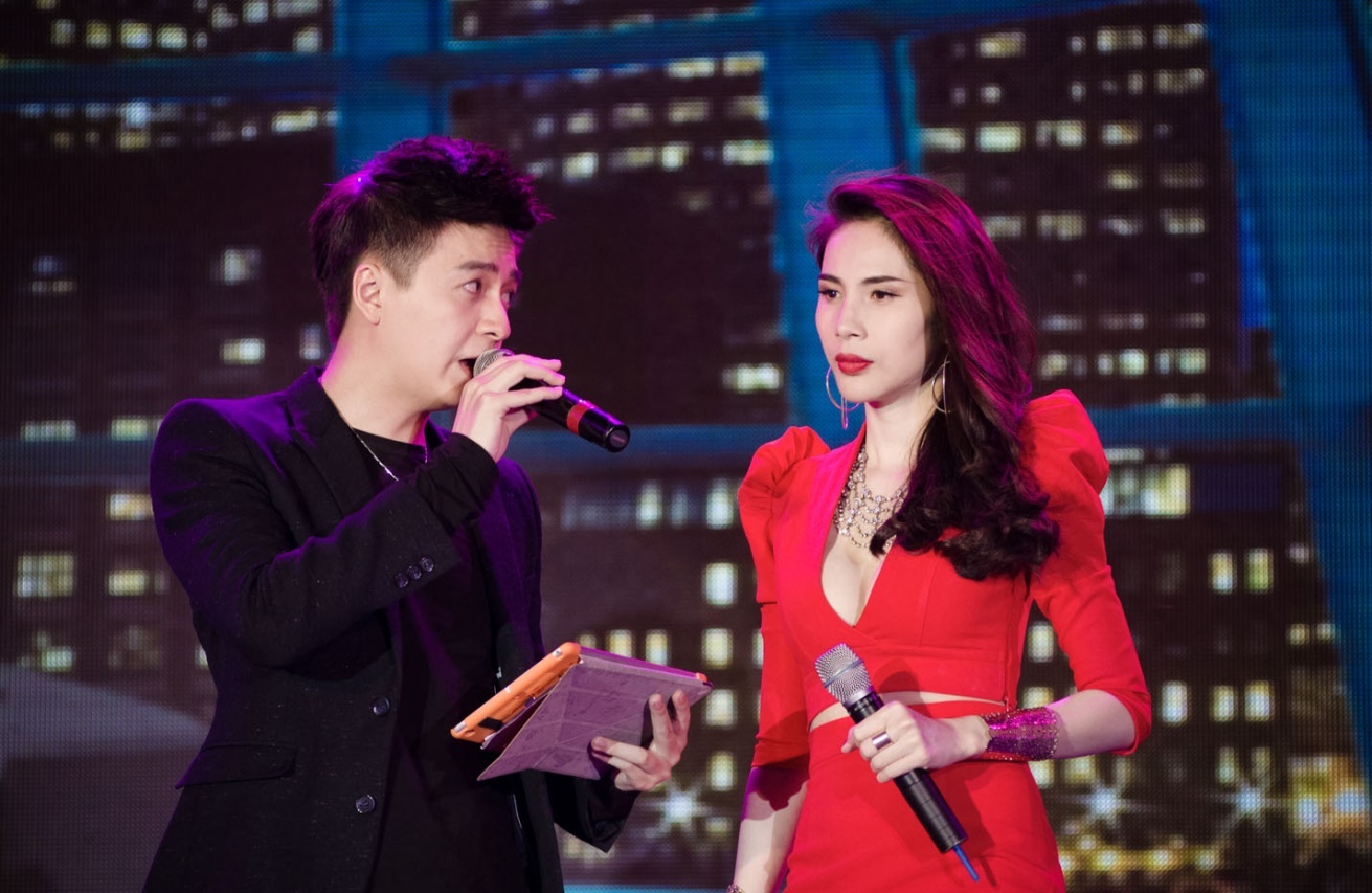 Thủy Tiên cũng có màn “đấu khẩu” cùng ca sĩ Ngô Kiến Huy khi phải lựa chọn giữa hình tượng ca sĩ nóng bỏng, gợi cảm và dịu dàng, đậm chất Á Đông.