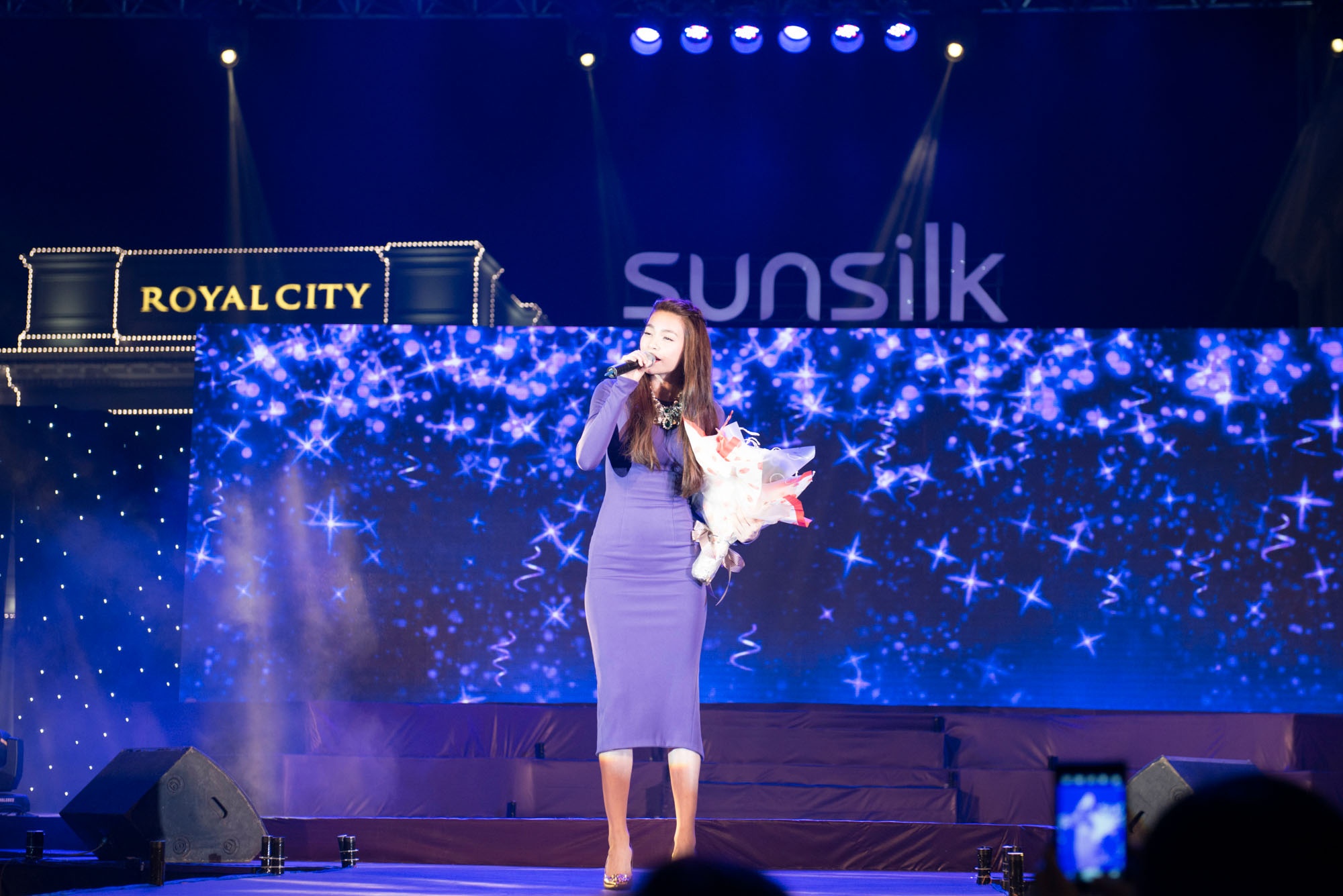 Trong đêm nhạc kịch Tóc hát, Hồ Ngọc Hà thực sự nổi bật khi chọn bộ đầm bó sát màutím vừa duyên dáng, đằm thắm nhưng vẫn không kém phần mạnh mẽ, cá tính. Bộ đồ tone-sur-tone với màu sắc chủ đạo của chương trình giúp nữ hoàng giải trí hoàn thành xuất sắc vai trò của một vedette.