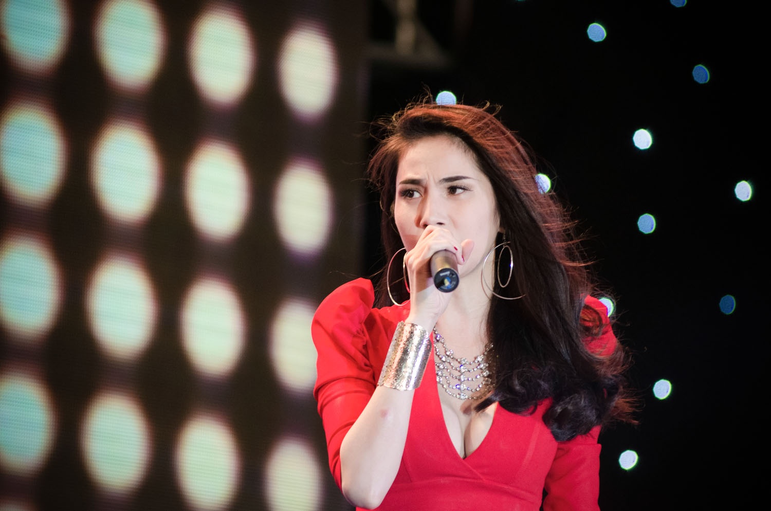 Cũng trong sự kiện trên, Thủy Tiên lại chọn cho mình màu đỏ quyền lực, bốc lửa, quyến rũ. Tất cả giúp cô tôn lên thân hình nóng bỏng và mái tóc đầy sức sống. 