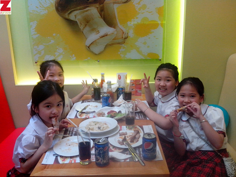 Các em học sinh vui vẻ khi dùng bữa tại Zpizza.