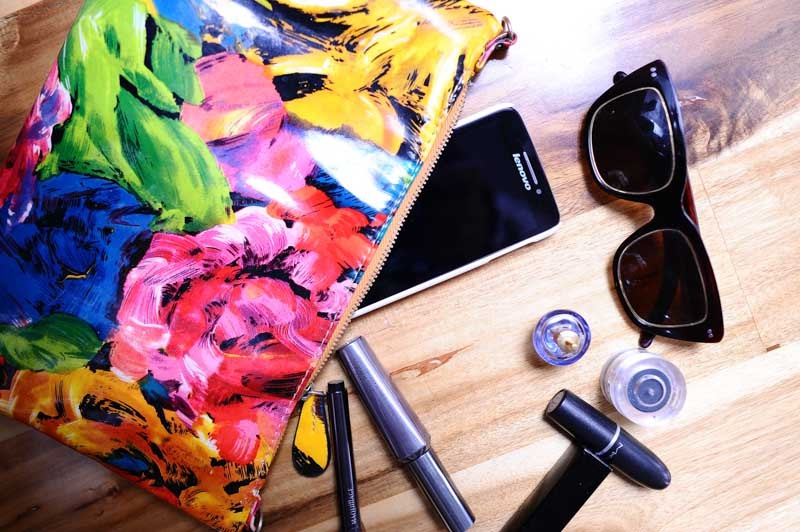 Smartphone là phụ kiện không thể thiếu của áo dài