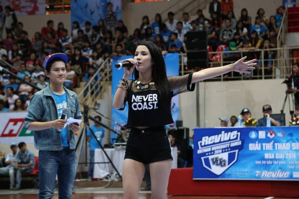 Cô thử sức và đang tiến những bước đầu tiên trên con đường ca hát.