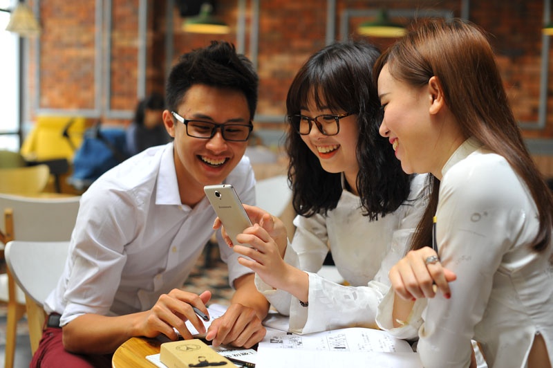 Smartphone - 'ban tri ky' cua nu sinh hinh anh
