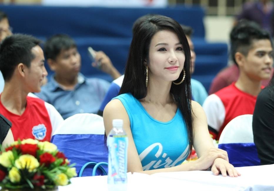 Diệp Lâm Anh tự tin trong vai trò giám khảo của một cuộc thi.