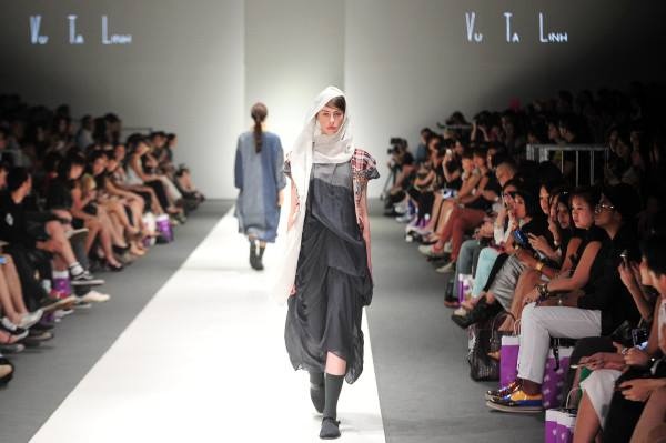    Vũ Tá Linh đã nghiên cứu để tìm ra những màu sắc tự nhiên liên quan đến màu chàm như nâu đất, đỏ đun, hồng tro hay ghi đá để làm bộ sưu tập trở nên phong phú hơn.