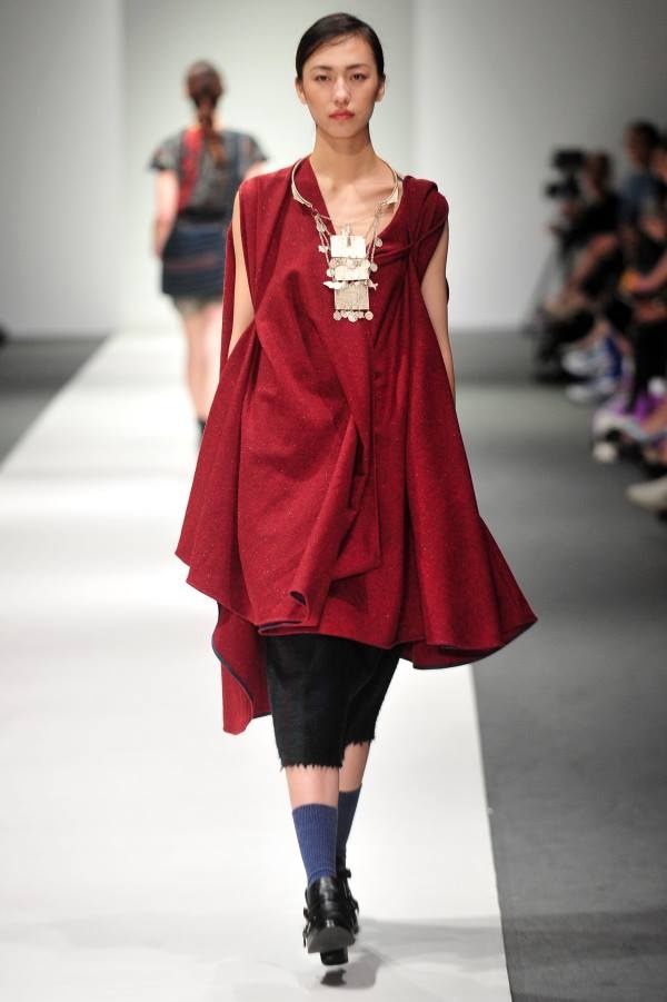 Những chi tiết làm bằng tay trên trang phục của anh, được các chuyên gia và tín đồ thời trang yêu thích vì nó thể hiện sự sáng tạo và đầu tư công phu.