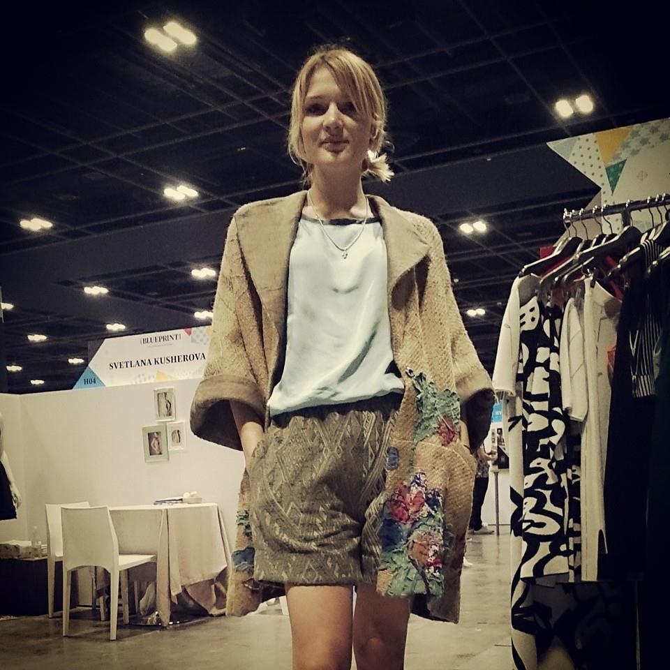 Cô Cathrine Gudkova đang mặc trang phục Vũ Tá Linh thiết kế. Cô là một trong những khác hàng rất yêu thích các thiết kế độc đáo của anh.