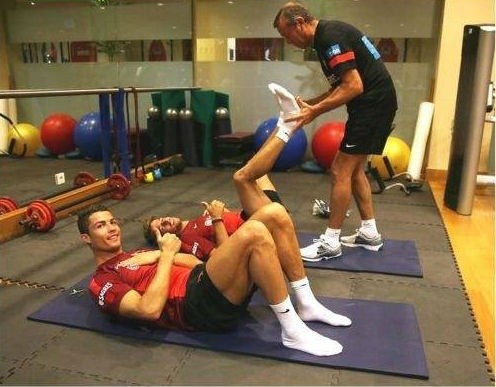 Ronaldo thường xuyên đến phòng gym và tập đều đặn trong 30 phút.