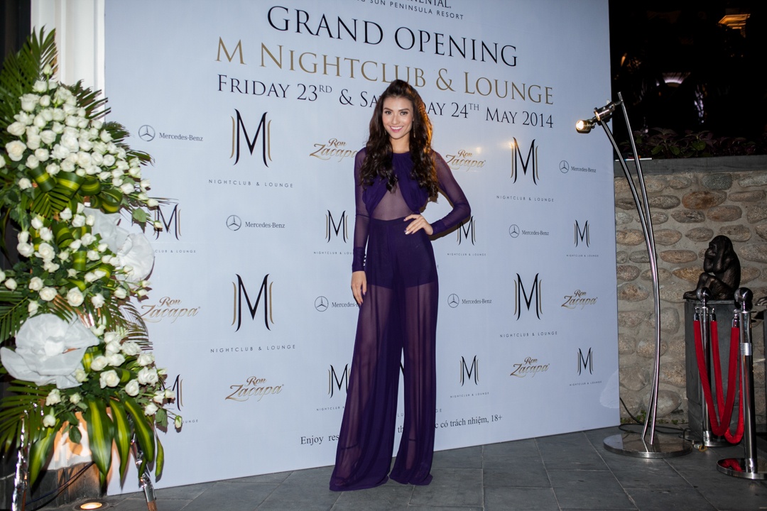 Hồng Quế trong trang phục xuyên thấu