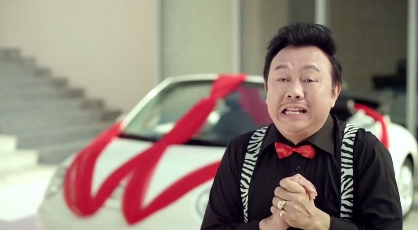 Chí Tài với chiếc xe sang được gói thành hộp quà. Anh chắp tay van nài xin cưới Vân Trang.