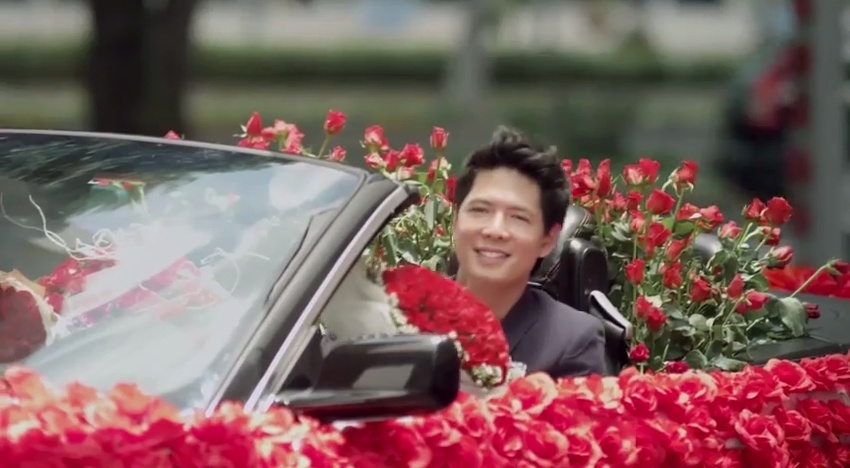 Bình Minh và chiếc xe chất đầy hoa hồng cũng không khiến Vân Trang mảy may xúc động.