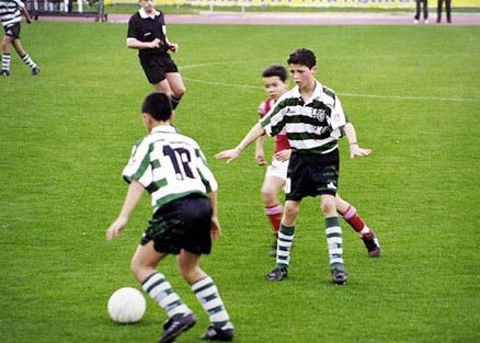 Cristiano Ronaldo năm 13 tuổi có thân hình gầy còm và bắt đầu chơi cho đội bóng Sporting Lisbon - Bồ Đào Nha.
