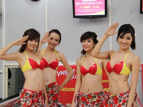Tiep vien hang khong mac bikini tren may bay hinh anh