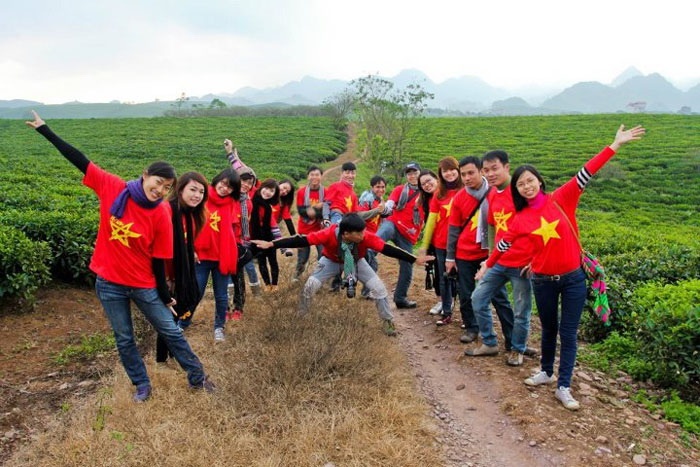 Nhóm bạn trẻ đi phượt đến cao nguyên Mộc Châu.