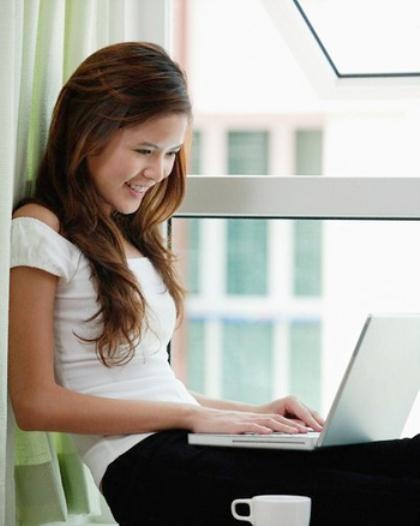 Nhờ sự phát triển của internet, người trẻ dễ dàng tìm kiếm thông tin và kết nối với bạn bè.