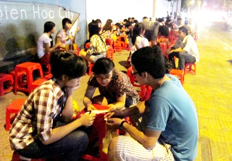 Một nhóm bạn trẻ tụ tập trà chanh và trao đổi việc học hành.