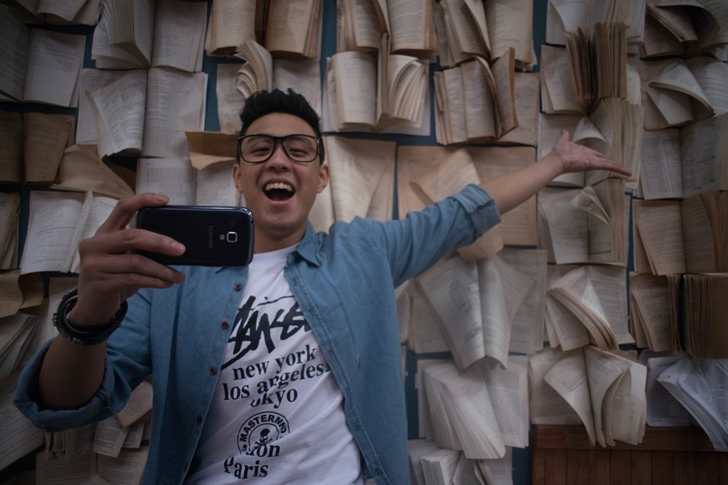 Vloger vui nhộn khi thể hiện hình ảnh một chàng mọt sách.