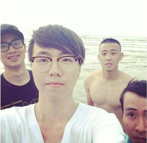 4 anh chàng JV, HuyMe, Lâm Việt Anh, Toàn Shinoda “tự sướng” trong một lần cùng nhau đi biển.