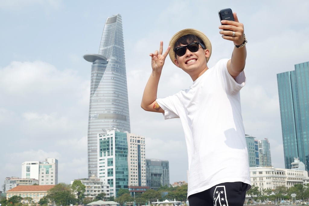 An Ngụy, Phở Đặc Biệt, Huy Me… thường chụp hình “tự sướng” bằng Galaxy Trend Plus. Chiếc điện thoại này có 2 camera, đèn Flash LED và chế độ chụp ban đêm để giúp hỗ trợ chụp khi thiếu sáng.