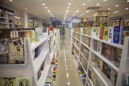 Các kệ sách được bài trí gọn gàng và khoa học.