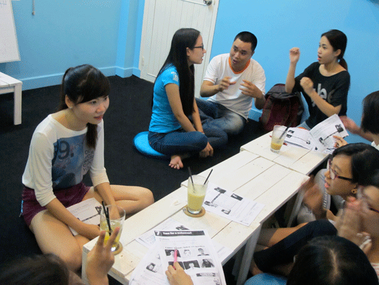 Nhiều sinh viên đặt phòng ở đây để sinh hoạt các câu lạc bộ ngoại ngữ. 