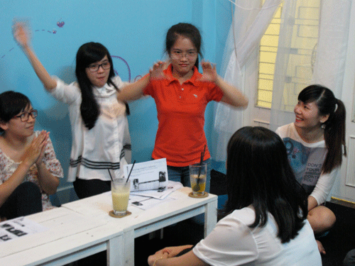       Hiện tại, lớp học tiếng Anh nghe – nói đang khai giảng thêm rất nhiều lớp mới. Học viên và phụ huynh có thể liên hệ tại e teashop 468/20 Nguyễn Tri Phương,Phường 9, Quận 10, TP.HCM, Hotline: 0908 690 696 hoặc tìm hiểu thông tin chi tiết tại facebook Tiếng Anh nghe nói 123(add link: https://www.facebook.com/tienganhnghenoi2013).   