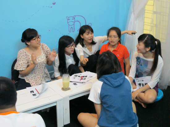    Trước khi đăng ký, học viên được học thử một buổi và kiểm tra kỹ năng nghe – nói. Những học viên có cùng trình độ và độ tuổi sẽ được xếp vào cùng một lớp học.