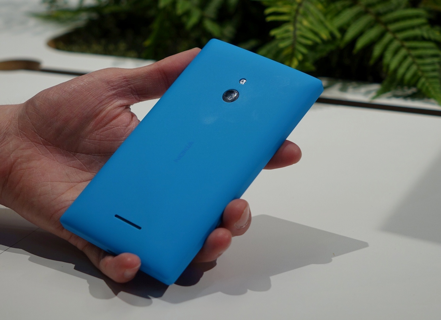 Nắp lưng của Nokia XL có màu sắc trẻ trung, cá tính.