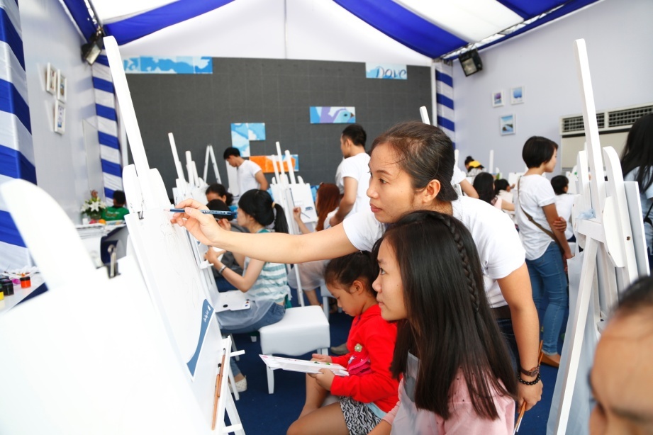 Với hơn 1.000 người tham dự, các lớp học vẽ tranh lúc nào cũng tấp nập.