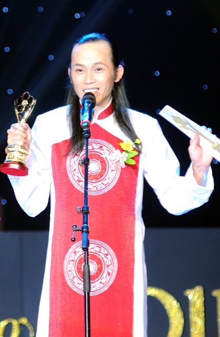    Hoài Linh nhận giải Diễn viên hài được yêu thích nhất và Nam diễn viên sân khấu được yêu thích nhất tại giải Mai Vàng.