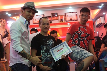 Hòa Đặng trao giải cuộc thi tìm kiếm tài năng do anh tổ chức hàng năm