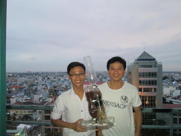   Trương Quốc Vi và Nguyễn Anh Hùng với sản phẩm độc đáo của mình.   