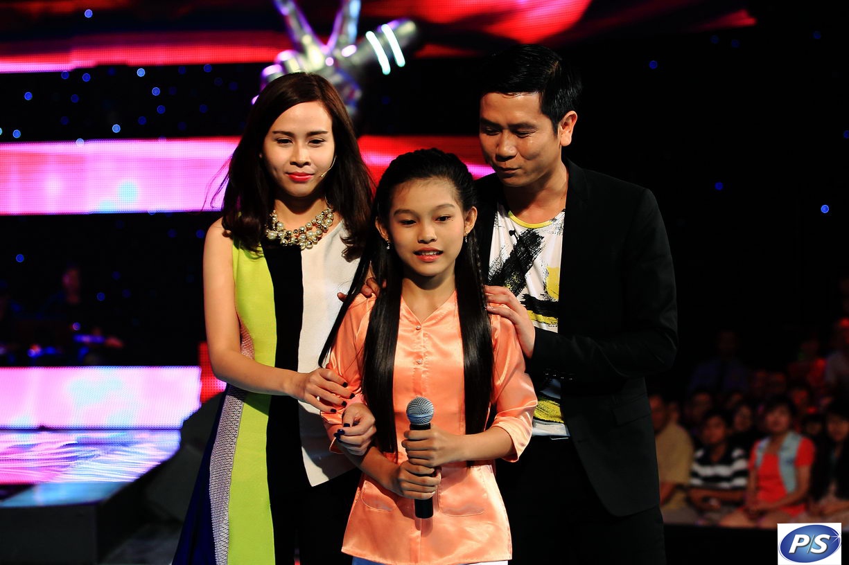 Hồ Hòai Anh - Lưu Hương Giang lên tận sân khấu đón đón Thu Hiền về đội của mình.