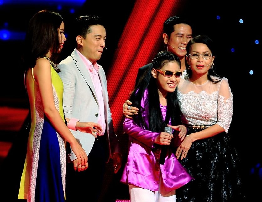 HLV Giong hat Viet nhi roi nuoc mat voi em be mu hinh anh