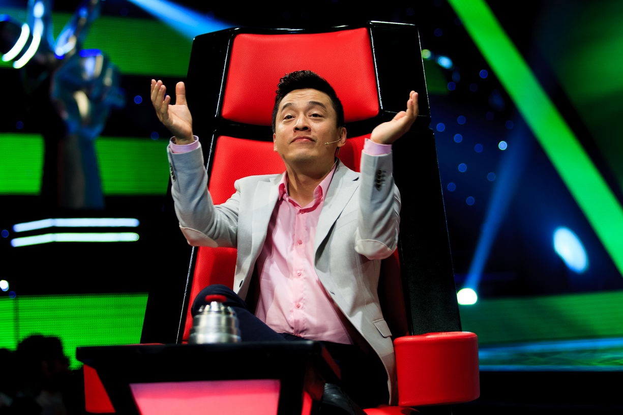 Biểu cảm dễ thương của Lam Trường khi thuyết phục thí sinh về đội mình.