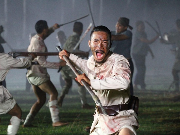 Nhóm nam sinh phải trở về quá khứ và ra chiến trận tìm chồng về cho Nak.