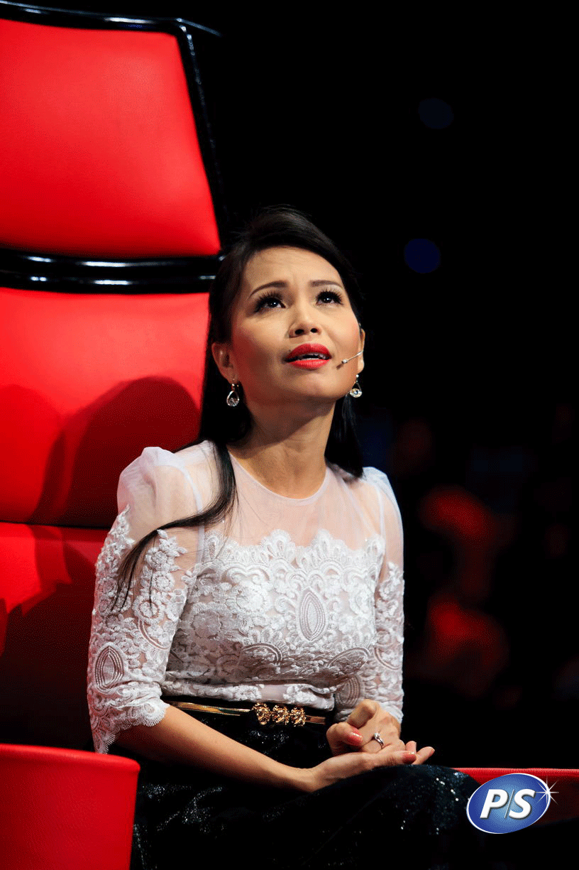 Biểu cảm dễ thương  của Cẩm Ly khi ngồi ghế nóng.