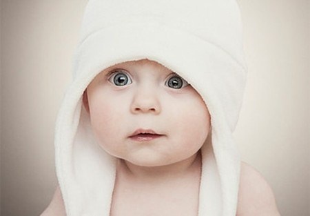 Khi còn nhỏ, đa phần các bé chưa ý thức được tầm quan trọng của mắt nên các bậc phụ huynh là những người đảm trách nhiệm vụ này.