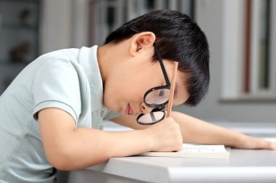 Cach phat hien cac tat ve mat o nguoi tre hinh anh