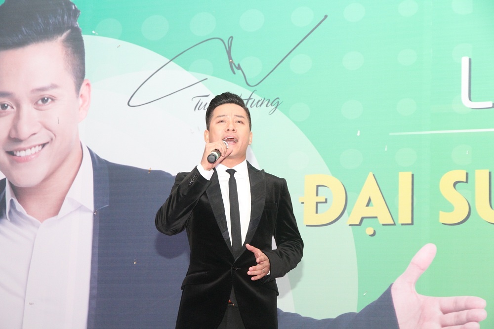 Tuấn Hưng trình bày hit Nắm lấy tay anh trong sự kiện.