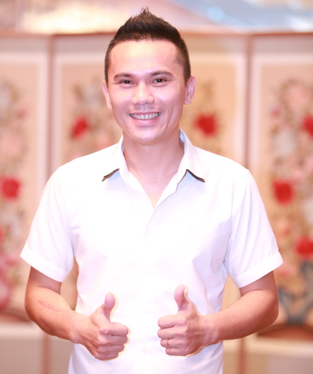 Tú Dưa - tác giả của Nắm lấy tay anh cũng góp mặt cùng đồng nghiệp.